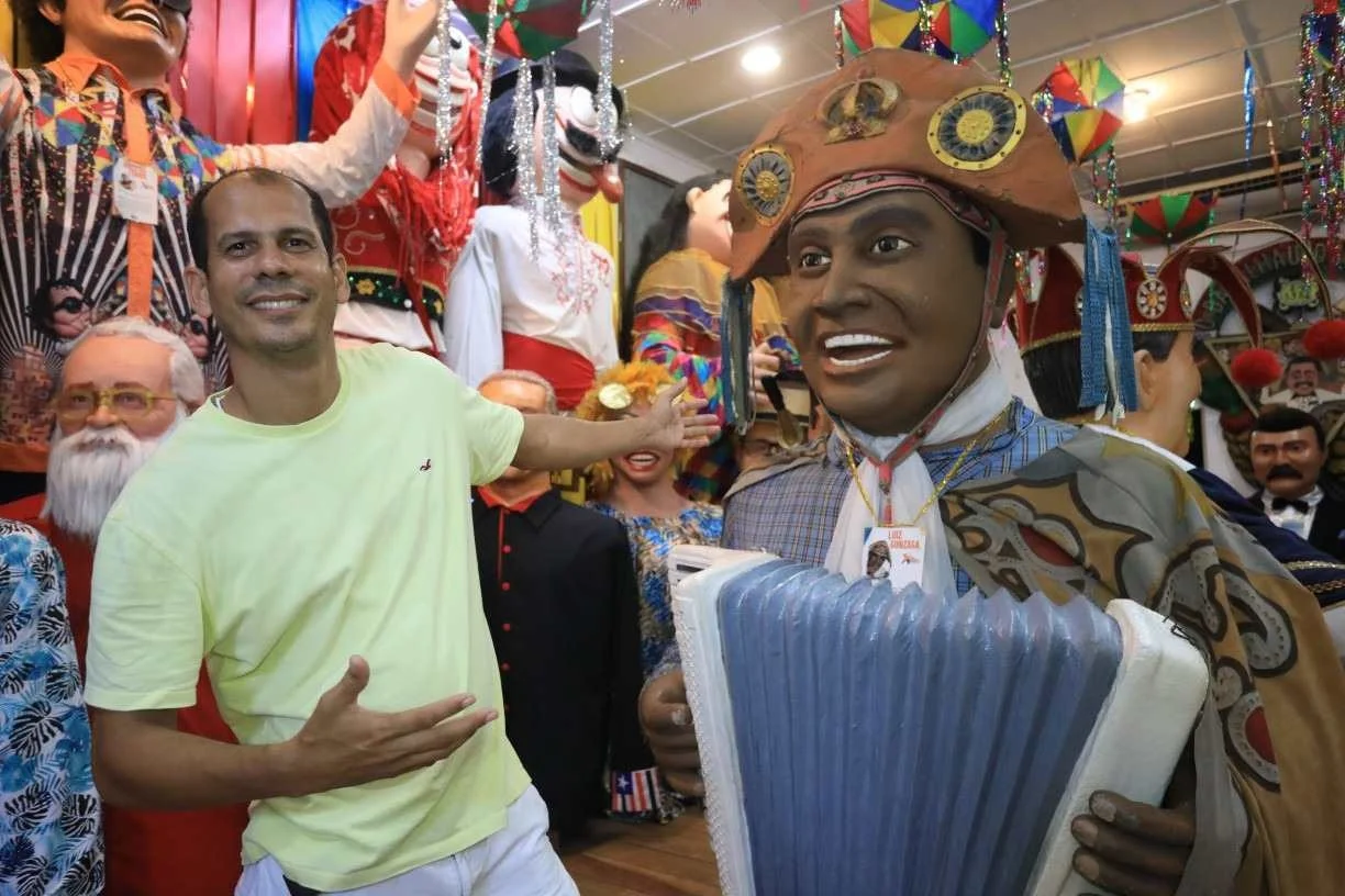 André Vasconcelos em seu ateliê, trabalhando na confecção de bonecos gigantes para o Carnaval de Olinda